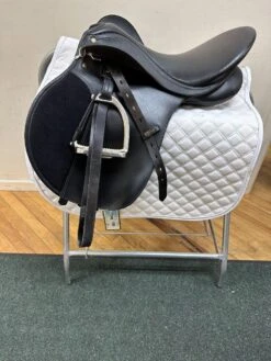 Wintec 500 17.5" MW -Equestrian Equipment Store img 0168 1