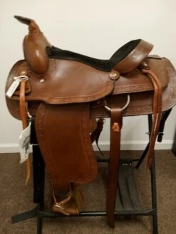 Simco Maple Leaf Roper 15" FQH -Equestrian Equipment Store img 20230524 134418