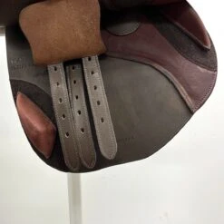 HDR Laureate 16.5" ADJ (M) -Equestrian Equipment Store img 3340