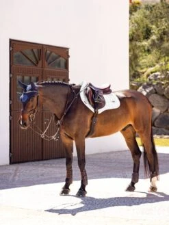 LeMieux Loire Memory Close Contact Square Pad 7 LeMieux Loire Memory Close Contact Square Pad -Equestrian Equipment Store it01189 lifestyle loirememoryclosecontactsquare white 4 copy